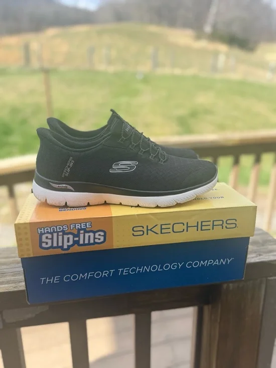 Skechers Women’s Black Athletic Slip-On Sneakers Wide Fit and Arch Fit - Picture 2 of 2